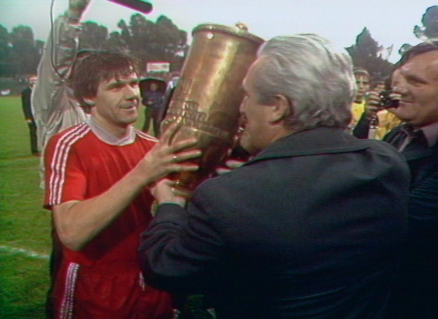 Włodzimierz Smolarek odbiera Puchar Polski po meczu Widzew Łódź - GKS Katowice 0:0, k. 3:1 (26.06.1985).