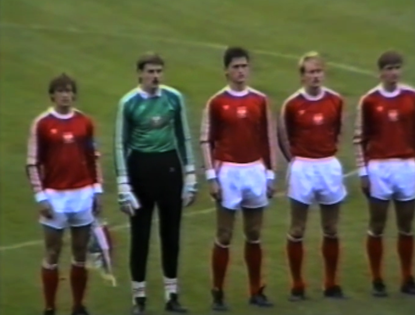 Reprezentacja Polski przed meczem z NRD w Chociebużu. Od lewej: Jan Urban, Józef Wandzik, Damian Łukasik, Witold Bendkowski i Dariusz Wdowczyk.