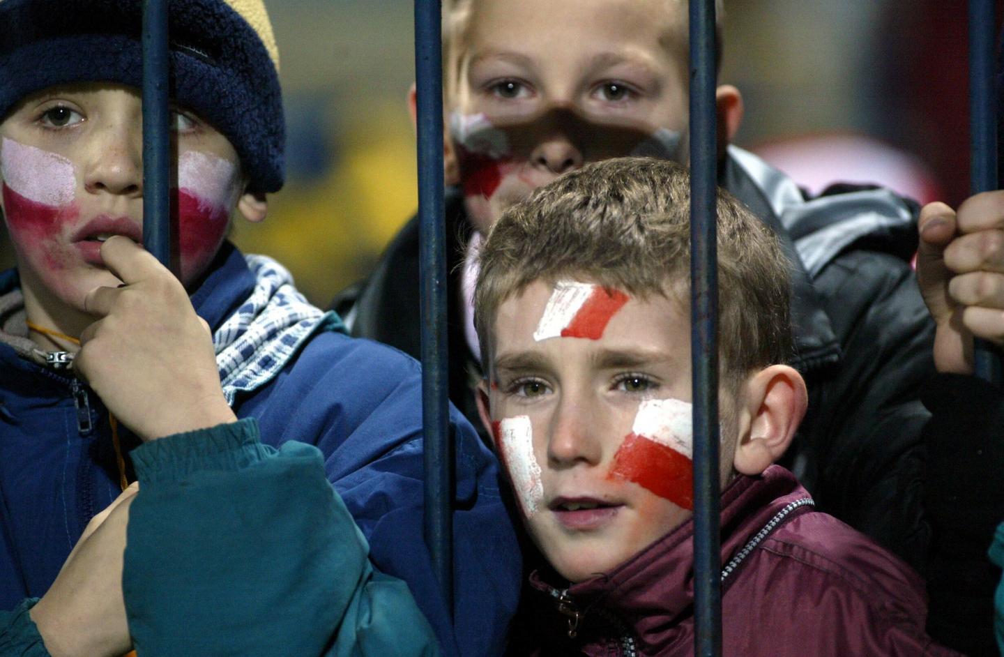 Smutni młodzi kibice reprezentacji Polski do lat 21.