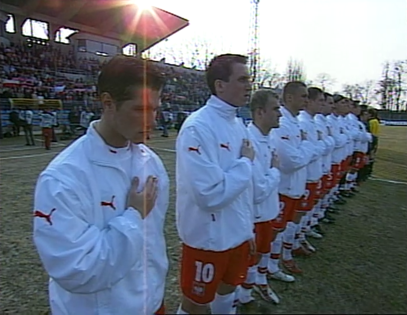 Reprezentacja Polski do lat 21 podczas hymnu przed meczem z Węgrami w el. MME 2004 i el. IO 2004.