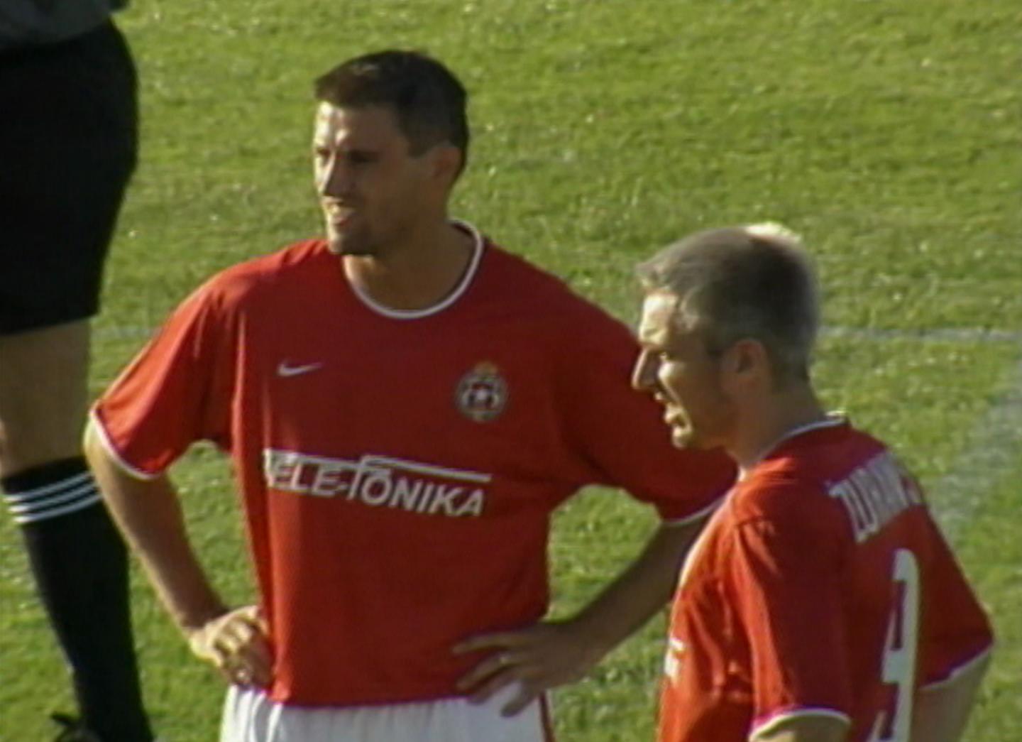 Marcin Kuźba i Maciej Żurawski podczas meczu Glentoran FC - Wisła Kraków 0:2 (15.08.2002).