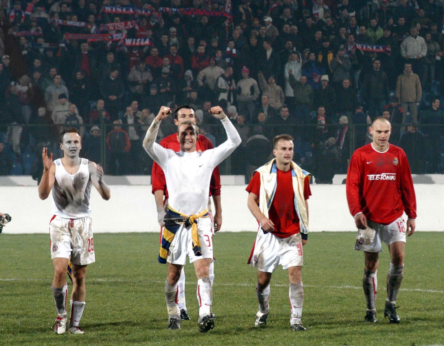 Radość piłkarzy Wisły po meczu Wisła Kraków - Parma AC 4:1 (pd.) (14.11.2002).