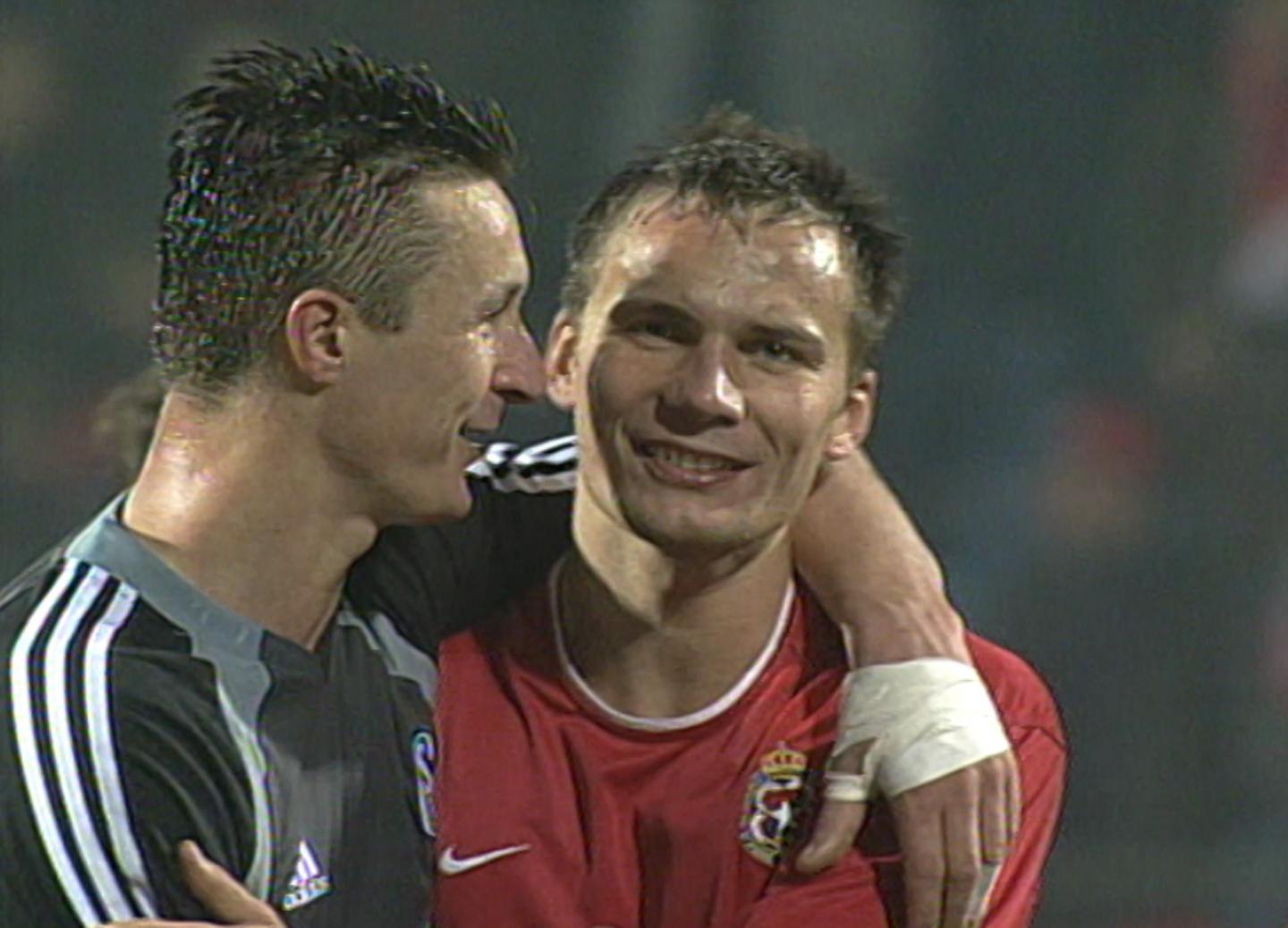 Tomasz Hajto i Arkadiusz Głowacki po meczu Wisła Kraków - Schalke 04 1:1 (28.11.2002).