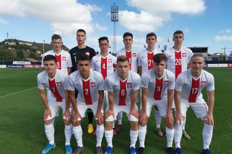 Grupowe zdjęcie reprezentacji Polski do lat 21 przed meczem z Gruzją w La Mandze.