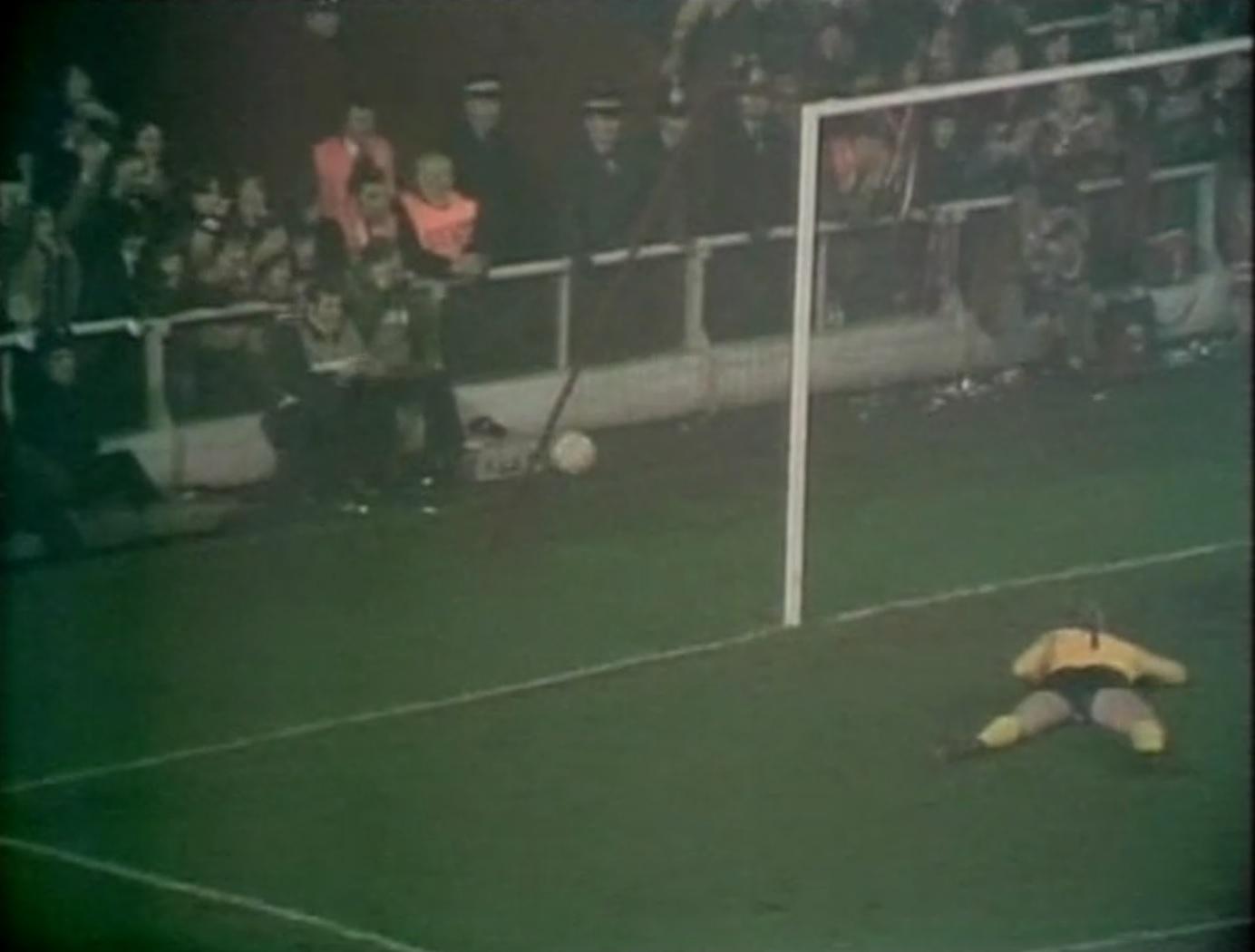 Piłka w bramce Śląska. Drugi gol Jimmy'ego Case'a w meczu Liverpool - Śląsk w Pucharze UEFA 1975/1976.