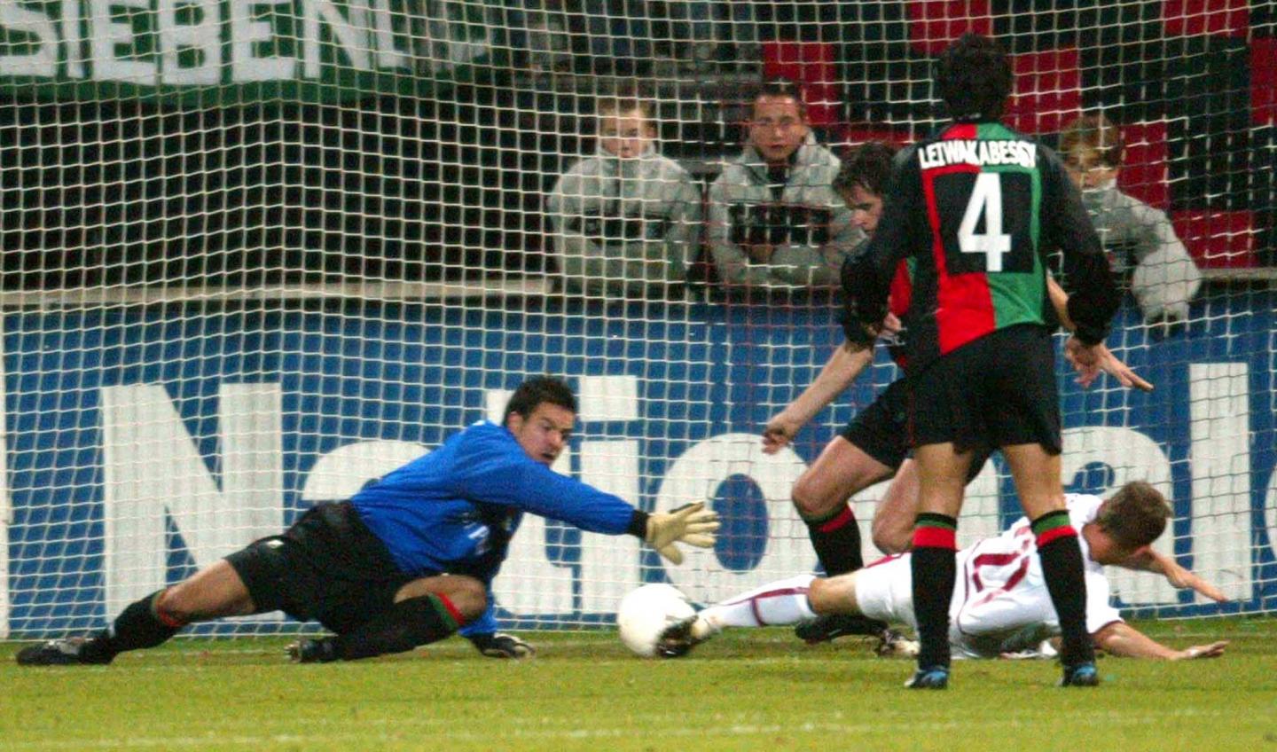 Tomasz Frankowski strzela gola w meczu NEC Nijmegen – Wisła Kraków 1:2 (15.10.2003)