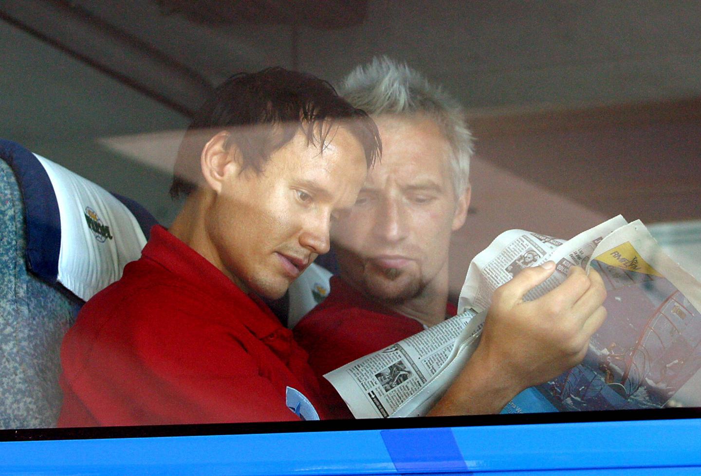 Daniel Dubicki i Maciej Stolarczyk czytający prasę w autokarze po meczu z Omonią Nikozja w eliminacjach Ligi Mistrzów 2003/2004.