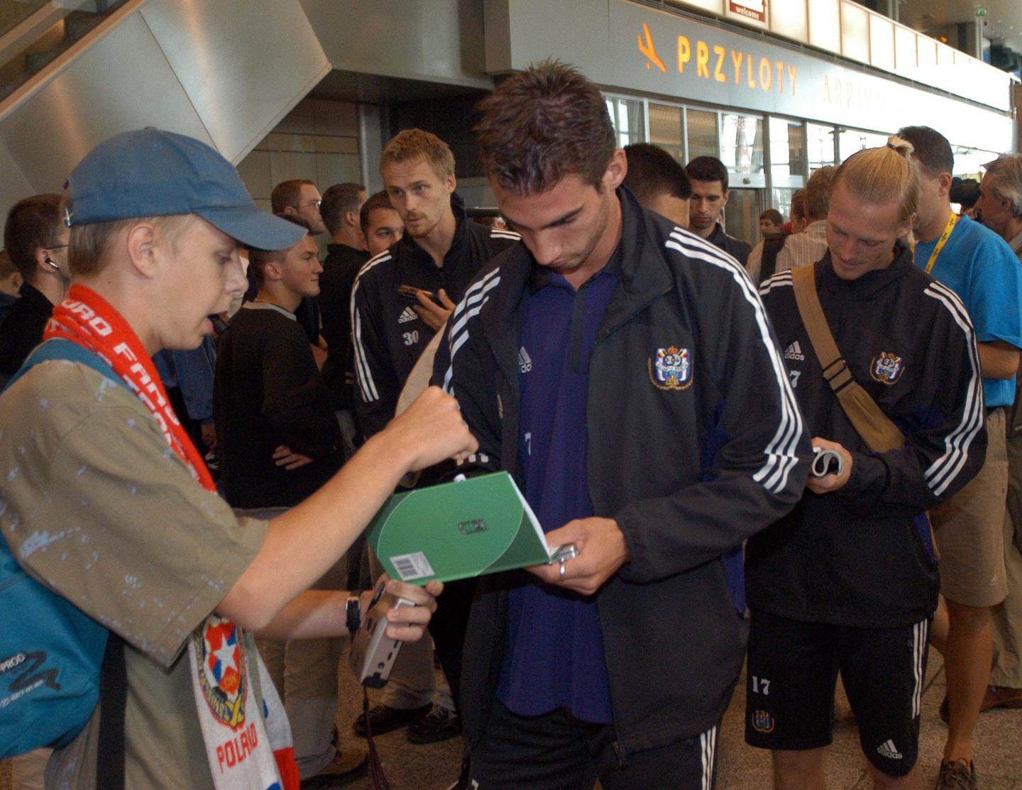 Piłkarze Anderlechtu rozdający autografy na krakowskim lotnisku przed meczem z Wisłą w 2003 roku.