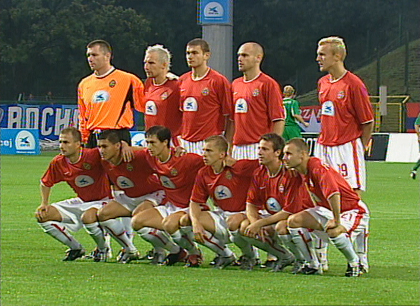 Zdjęcie grupowe Wisły Kraków przed meczem z Omonią Nikozja (2003).