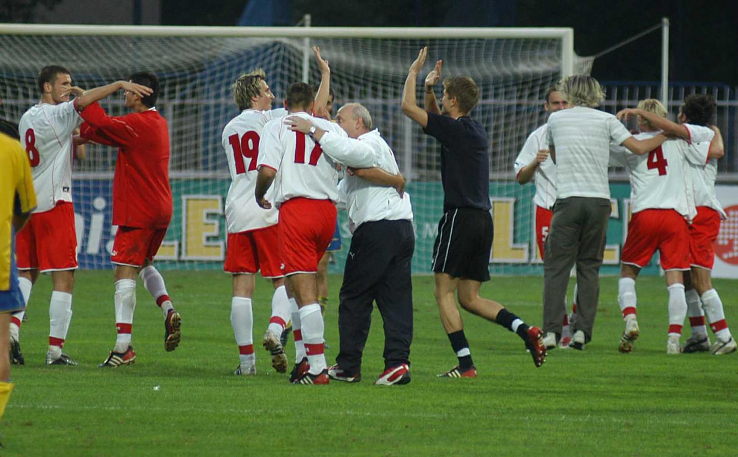 Radość polskich piłkarzy po meczu Polska – Szwecja 1:1 U–21 (09.09.2003)