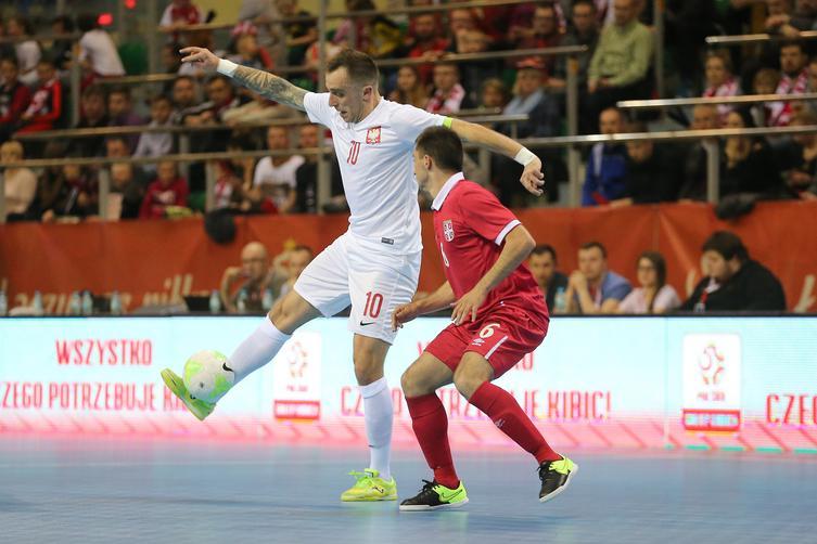 Kapitan reprezentacji Polski w futsalu w starciu z zawodnikiem Serbii podczas eliminacji ME 2018.
