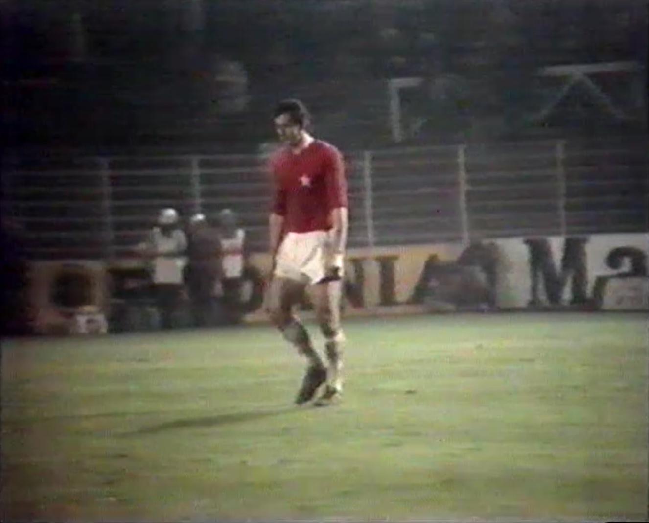 Zmartwiony Henryk Maculewicz chwilę po zmarnowaniu rzutu karnego w meczu z RWD Molenbeek w Pucharze UEFA w 1976 roku.