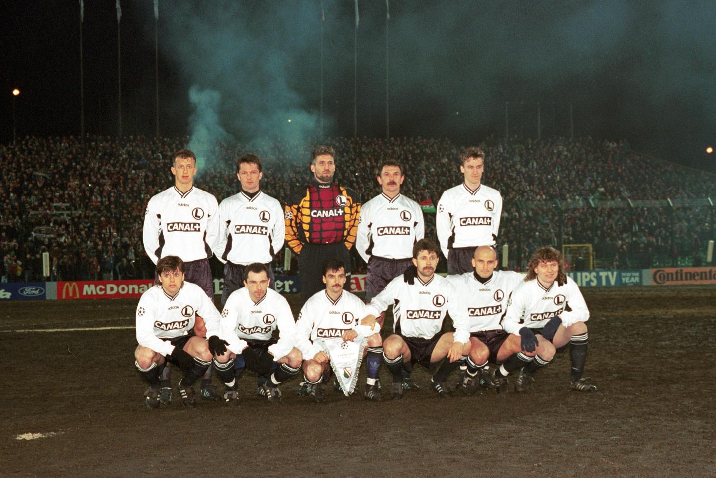 Zdjęcie drużyny Legii Warszawa przed meczem z Panathinaikosem Ateny w Lidze Mistrzów w 1996 roku.