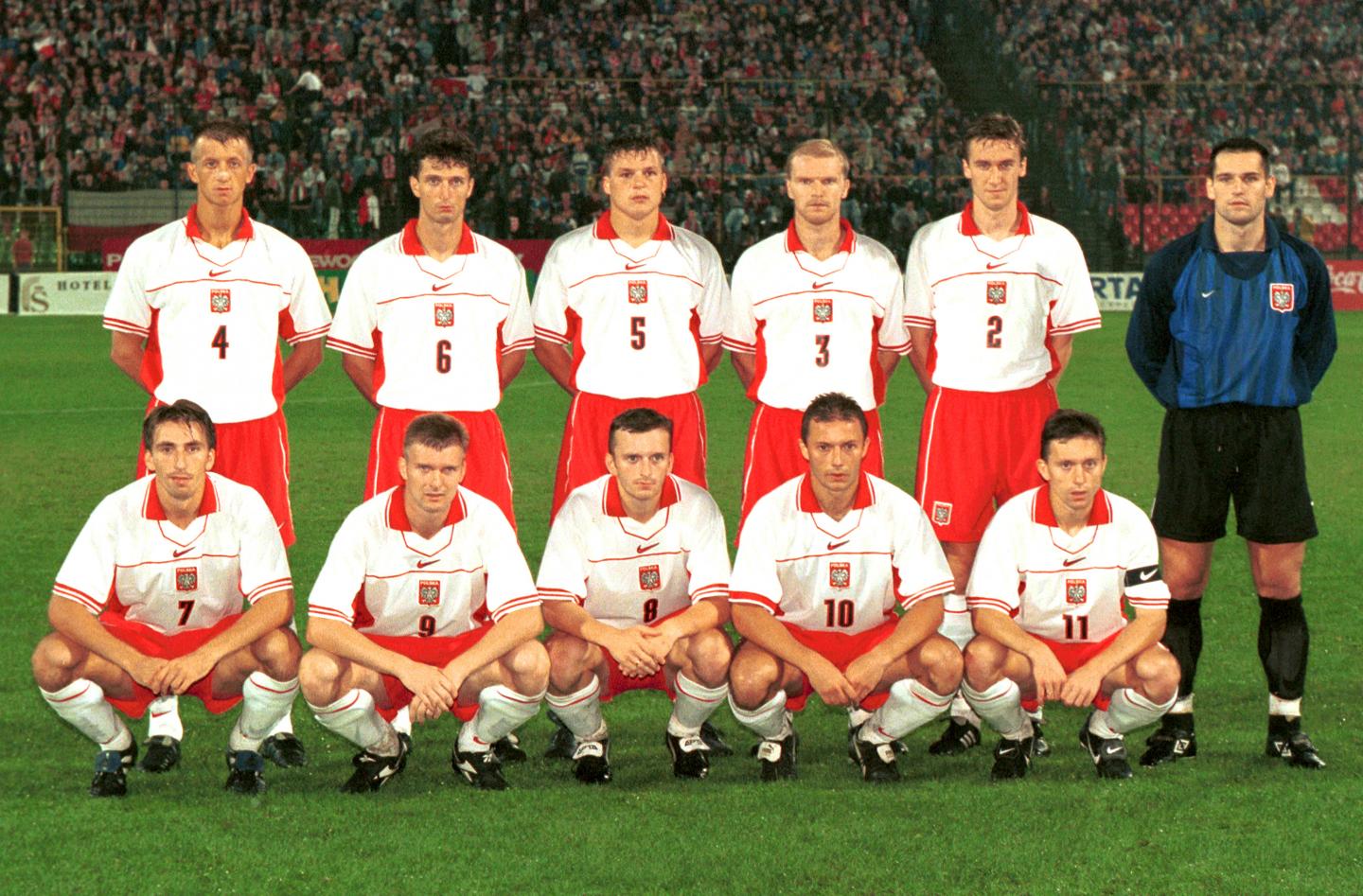 Zdjęcie grupowe reprezentacji Polski przed meczem towarzyskim z Węgrami w 1997 roku. Debiut w roli selekcjonera Janusza Wójcika.