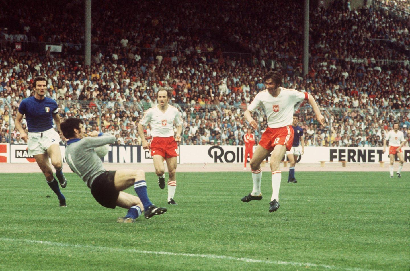 Tym razem Dino Zoff nie dał się zaskoczyć Kazimierzowi Deynie. Ale w mundialowym meczu z Włochami (23 czerwca 1974) i tak skapitulował po kapitalnym strzale "Kaki".