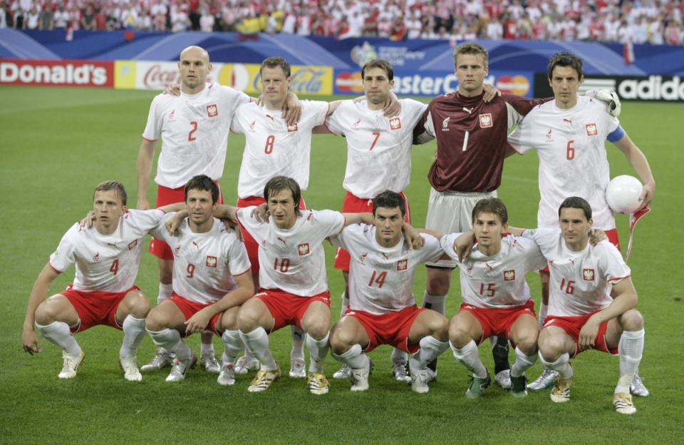 Podstawowa jedenastka reprezentacji Polski na mecz z Ekwadorem, w białych koszulkach i czerwonych spodenkach.