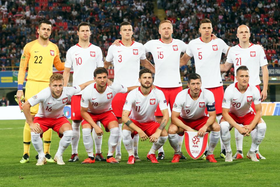 Reprezentacja Polski - w białych koszulkach i czerwonych spodenkach - przed meczem z Włochami, inaugurującym zmagania w Lidze Narodów UEFA.