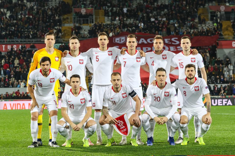 Reprezentacja Polski, w białych strojach, przed meczem z Portugalią w Guimarães.