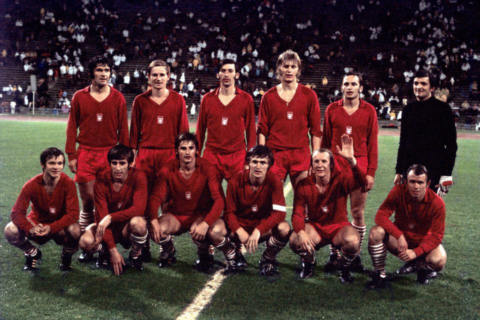 Przedmeczowe zdjęcie reprezentacji Polski przed finałowym meczem igrzysk olimpijskich 1972. Polacy - w czerwonych strojach - ustawieni w dwóch rzędach.