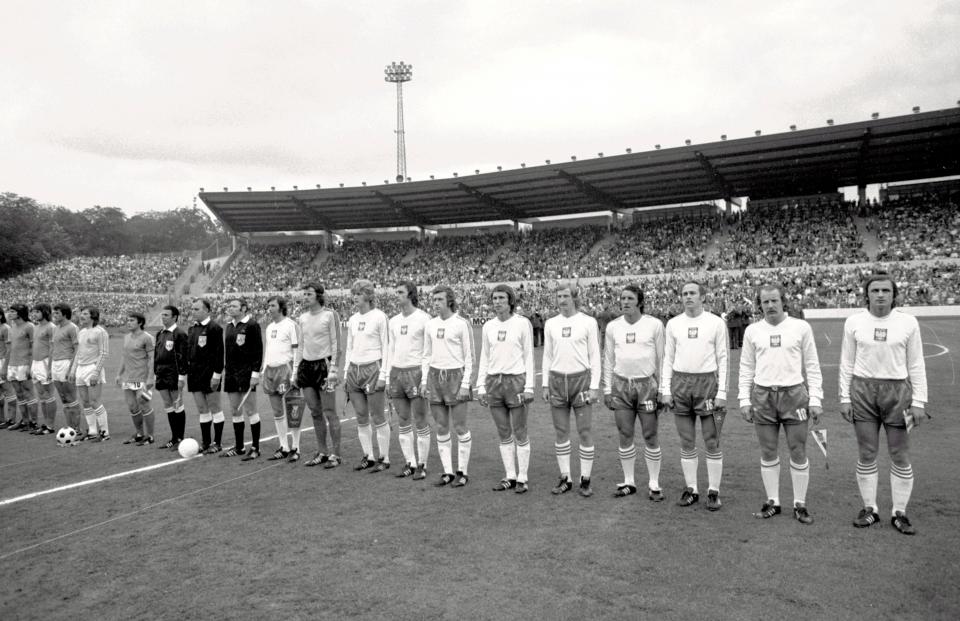 Reprezentacja Polski podczas hymnu przed meczem z Jugosławią.