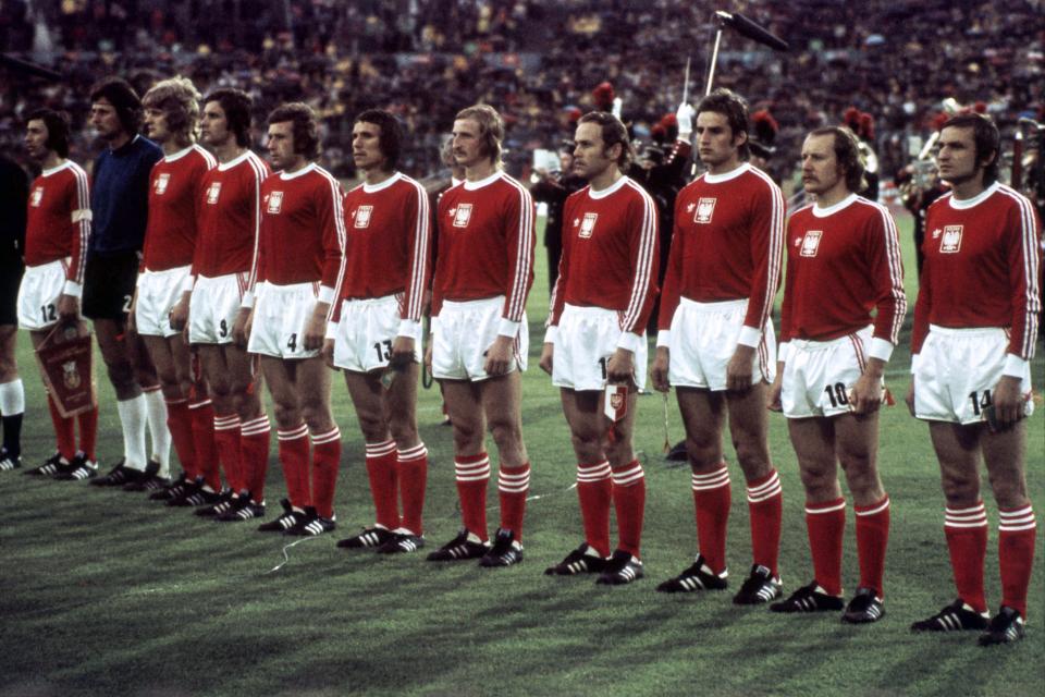 Reprezentacja Polski (w czerwonych koszulkach i białych spodenkach) przed meczem ze Szwecją na mistrzostwach świata 1974.