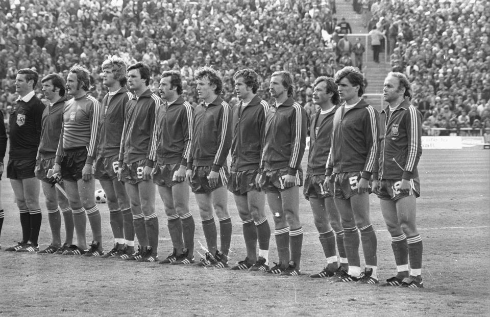 Reprezentacja Polski podczas hymnu przed meczem z Peru.