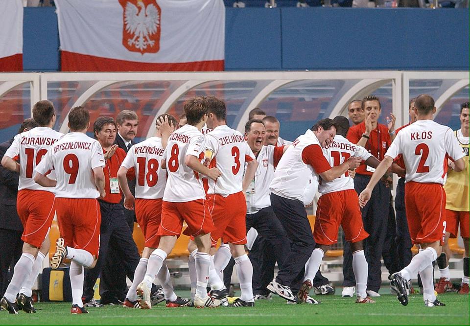 Reprezentanci Polski cieszą się wraz ze sztabem trenerskim po strzelonym golu.