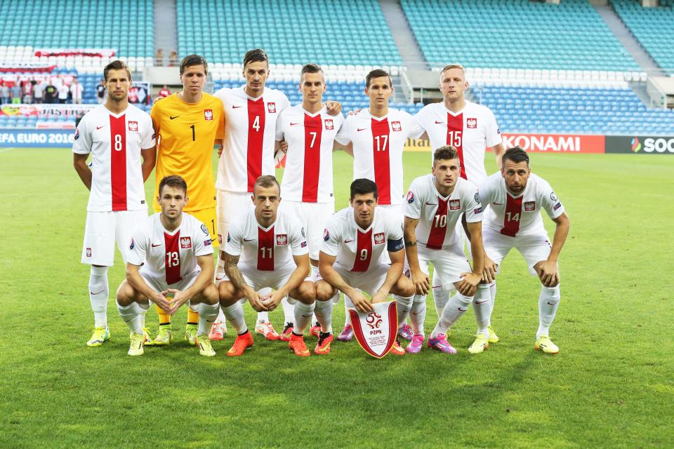 Reprezentacja Polski - w białych koszulkach z czerwonym pionowym pasem pośrodku, orzełkiem na piersi i w białych spodenkach - pozuje do zdjęcia przed meczem z Gibraltarem.