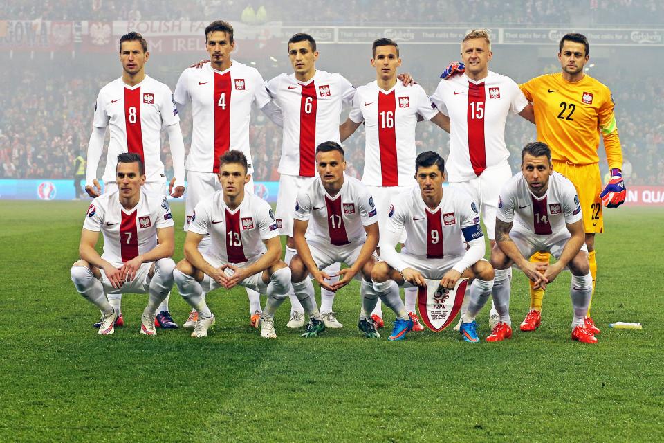 Reprezentacja Polski (w białych koszulkach z czerwonym pionowym pasem pośrodku oraz białych spodenkach) przed meczem z Irlandią w Dublinie.