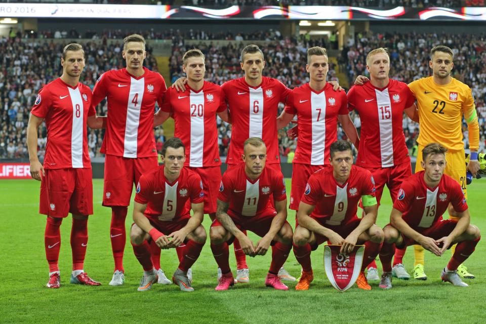 Reprezentacja Polski w czerwonych strojach (koszulki z białym pasem pośrodku oraz orzełkiem na piersi) przed meczem z Niemcami. Łukasz Fabiański (pierwszy z prawej u góry) ubrany w żółty strój.