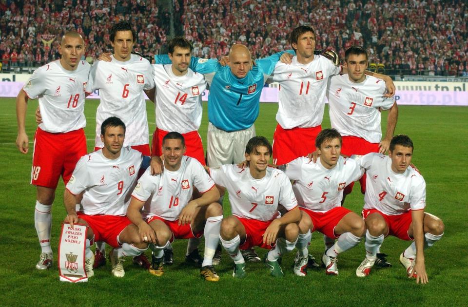 Reprezentacja Polski przed wygranym 2:1 meczem z Portugalią w Chorzowie. Polacy w białych koszulkach z husarzem oraz w czerwonych spodenkach.