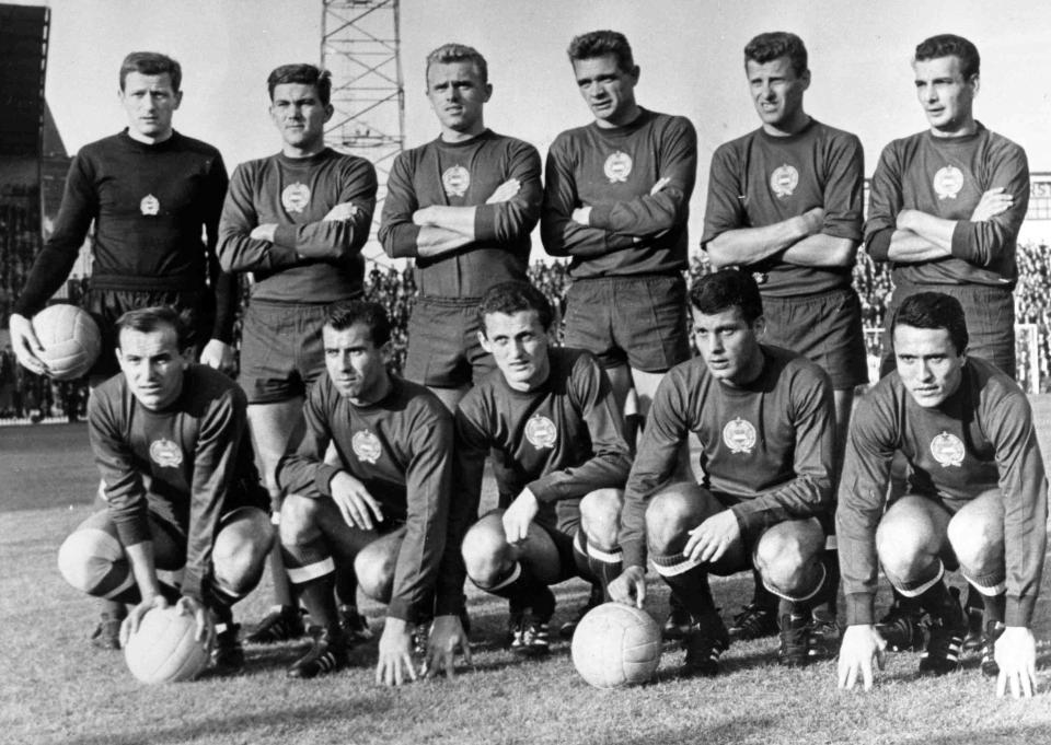 W okresie powojennym aż do upadku Muru Berlińskiego piłkarski turniej olimpijski zdominowała reprezentacja Węgier. Drużyna znad Dunaju sięgnęła po złote medale trzykrotnie – na igrzyskach w Helsinkach (1952), Tokio (1964) i Meksyku (1968).