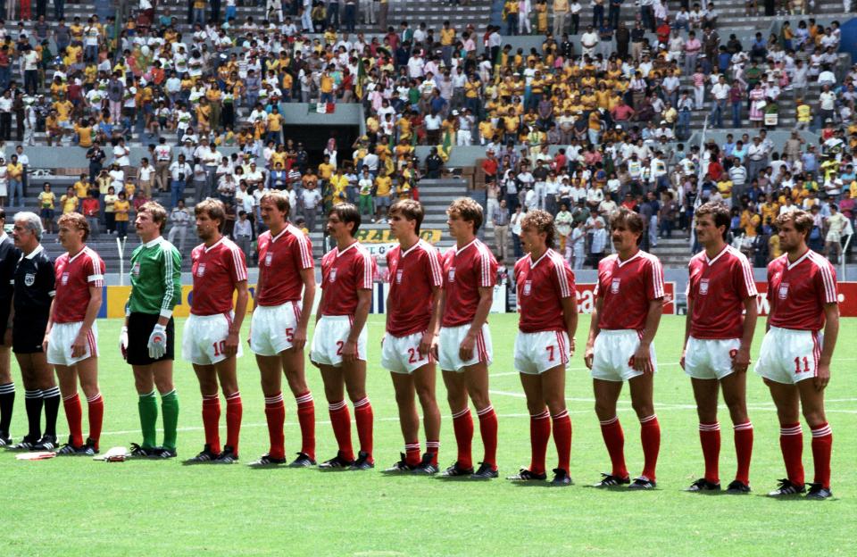 Polscy piłkarze podczas hymnu przed meczem z Brazylią.