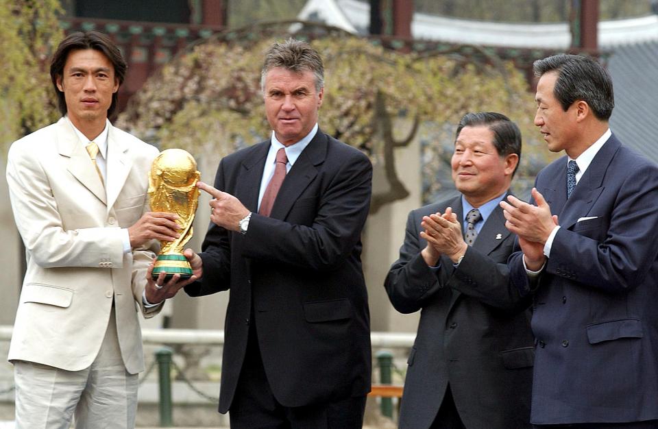 Trener reprezentacji Korei Południowej pokazuje palcem na Puchar Świata.