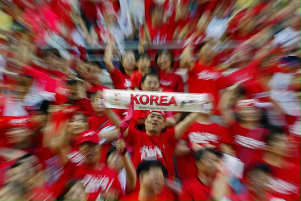 Kibic Korei Południowej z szalikiem reprezentacji. Zdjęcie zrobione na trybunach stadionu w Daegu.