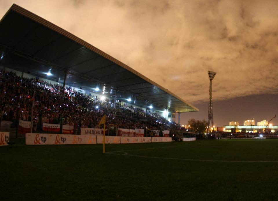 Krótko po rozpoczęciu drugiej połowy stadion Legii ogarnęły egipskie ciemności; awarię oświetlenia udało się naprawić dopiero po trzydziestu minutach.