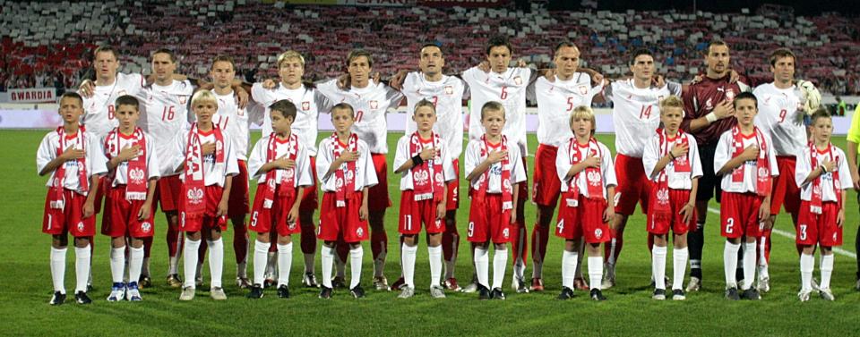 Reprezentacja Polski przed meczem z Finlandią w eliminacjach Euro 2008. Polacy ubrani w białe koszulki z husarzem oraz czerwone spodenki.