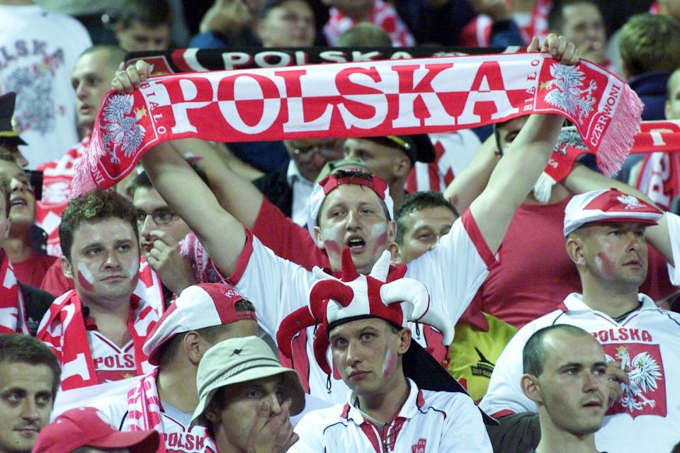 Polscy kibice na trybunach stadionu w Mińsku.