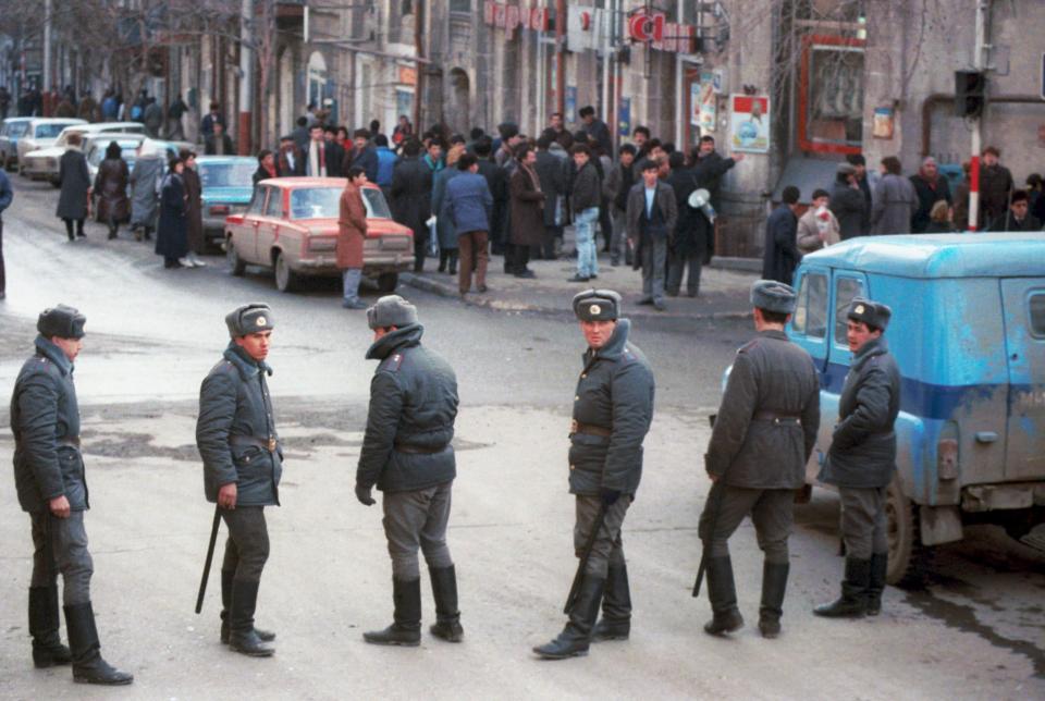 Żołnierze pilnują porządku na ulicach Górskiego Karabachu.