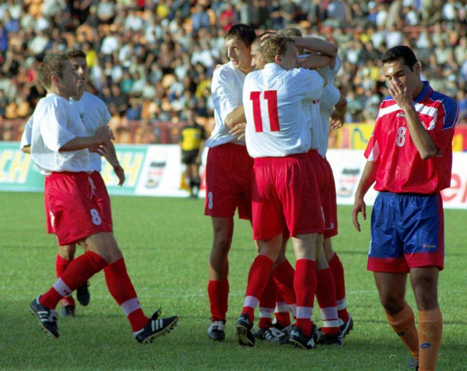 Mecz zaczął się dla nas jak marzenie. W 6. minucie z rzutu wolnego dośrodkował Marek Koźmiński, a Radosław Kałużny głową wpakował piłkę do siatki.