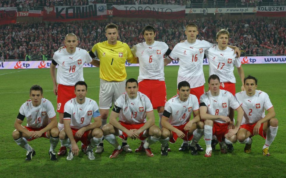 Reprezentacja Polski (w białych koszulkach z husarzem i czerwonych spodenkach) przed meczem z Armenią w Kielcach.