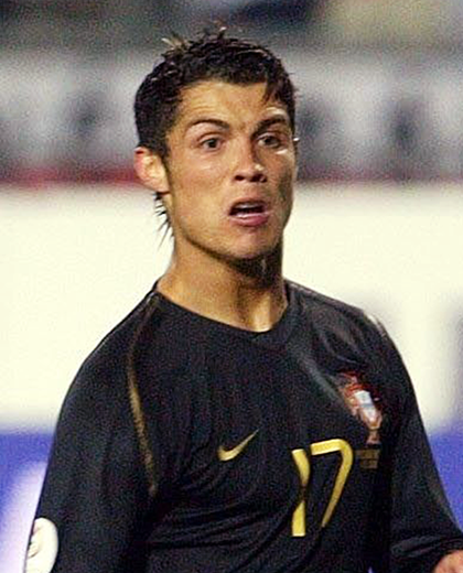 Cristiano Ronaldo w czarnej koszulce reprezentacji Portugalii z 2006 roku.