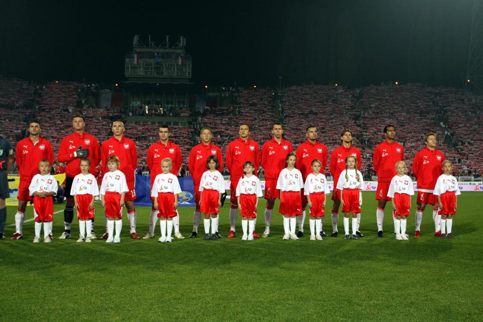 Reprezentacja Polski (w czerwonych bluzach dresowych) przed meczem z Czechami w 2008 roku.