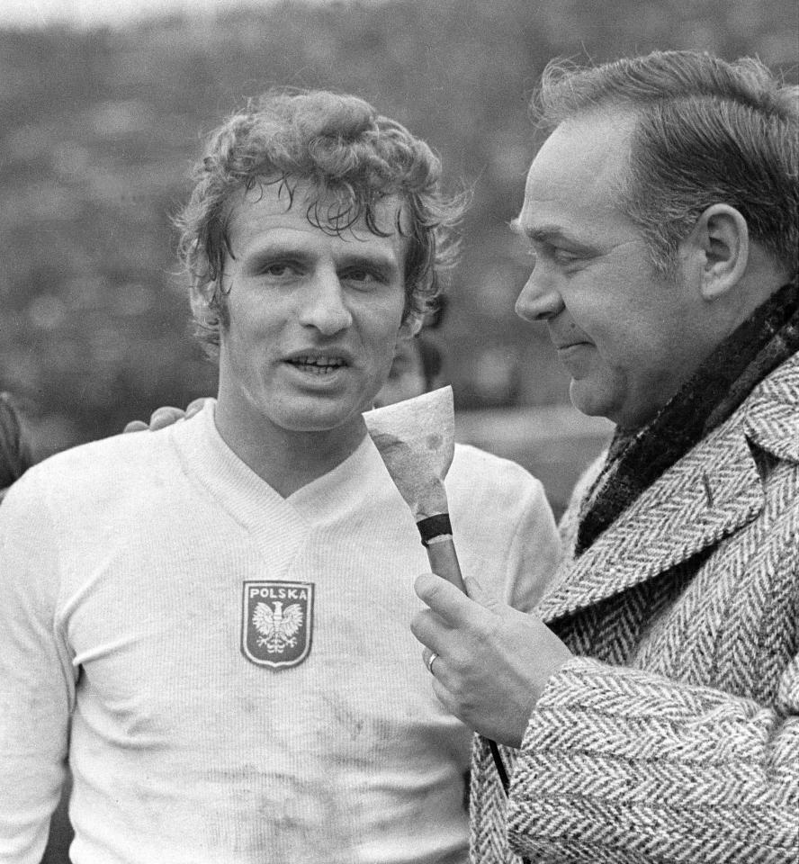 Andrzej Jarosik podczas telewizyjnego wywiadu, który przeprowadza sam Jan Ciszewski. Po igrzyskach napastnik sosnowieckiego Zagłębia w reprezentacji już nie zagrał. W 1975 roku wyjechał do Francji i tam zakończył piłkarską karierę.