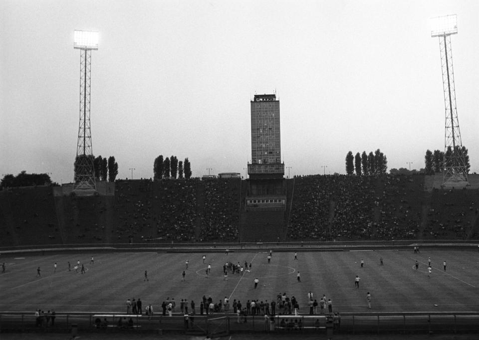 Stadion Śląski w pełnej krasie z widoczną w tle wieżą.