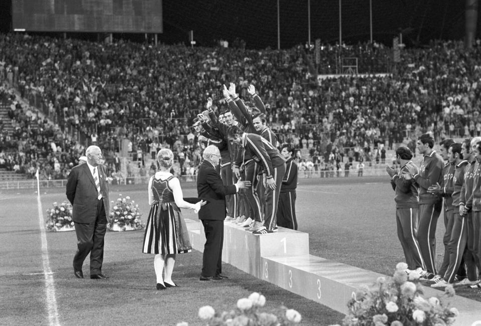 Polscy piłkarze na najwyższym stopniu podium igrzysk w Monachium. Nie dla wszystkich starczyło medali, nie każdy też miał okazję stanąć do hymnu, który zagrano zwycięskiej drużynie.