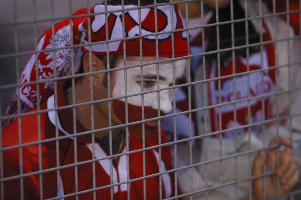 Smutny kibic reprezentacji Polski oglądający z trybun stadionu w Solnie pod Sztokholmem spotkanie ze Szwecją.