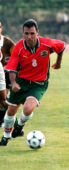 Christo Stoiczkow w czerwonej koszulce reprezentacji Bułgarii.