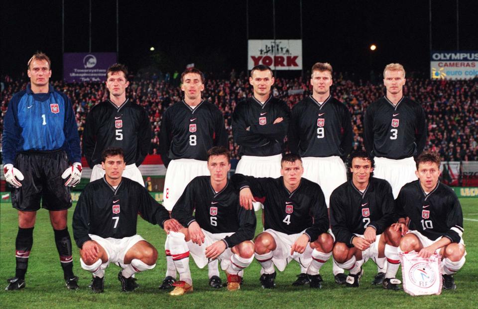 Reprezentacja Polski w czarnych koszulkach przed meczem z Luksemburgiem