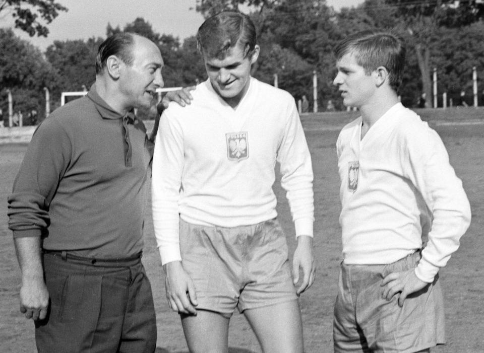 Włodzimierz Lubański (w środku) i Zygfryd Szołtysik (pierwszy z prawej) razem z Tadeuszem Forysiem, który był m.in. selekcjonerem reprezentacji w 1963 roku, gdy w drużynie narodowej debiutowali Lubański i Szołtysik. 
